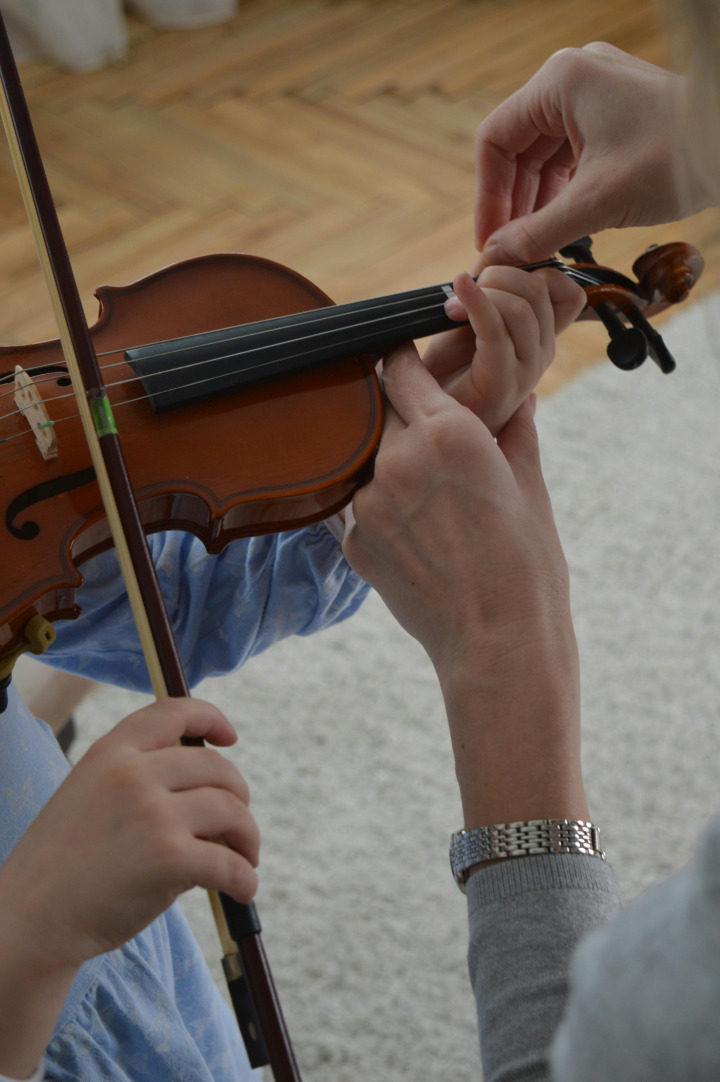 Student practicing violin – violin lessons in St. Catharines and Niagara Region